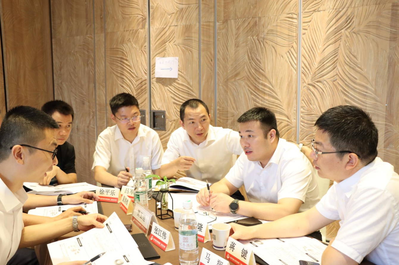 2021年6月25日-26日，俄罗斯专享会294二建组织开展了2021年中高层主管执行力培训。本次培训特邀清华、北大、上海交大总裁班讲师，中国企业家协会特聘高级讲师许晋老师进行授课。